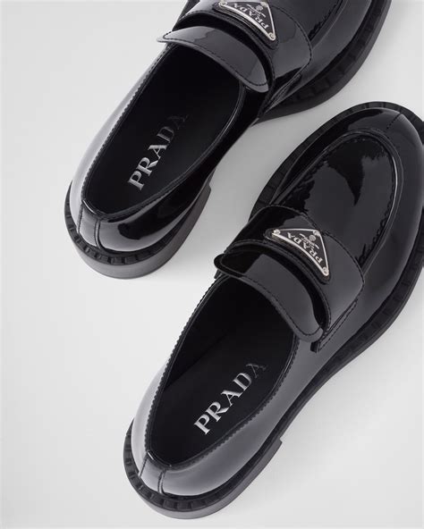 Mocassins en cuir verni en noir – Prada 